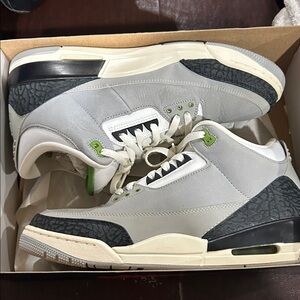 Nike Men’s Air Jordan 3 chloro’s( 2018)- Light Grey/White/Green